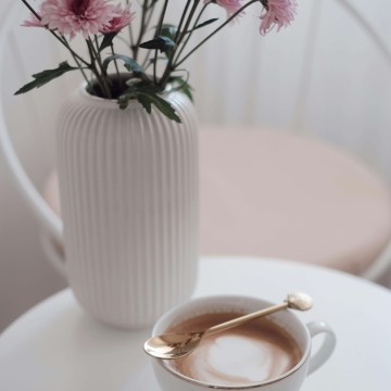 قهوات☕ - أثمن ما تملك هي، نفسك.