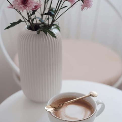 قهوات☕ - أثمن ما تملك هي، نفسك.